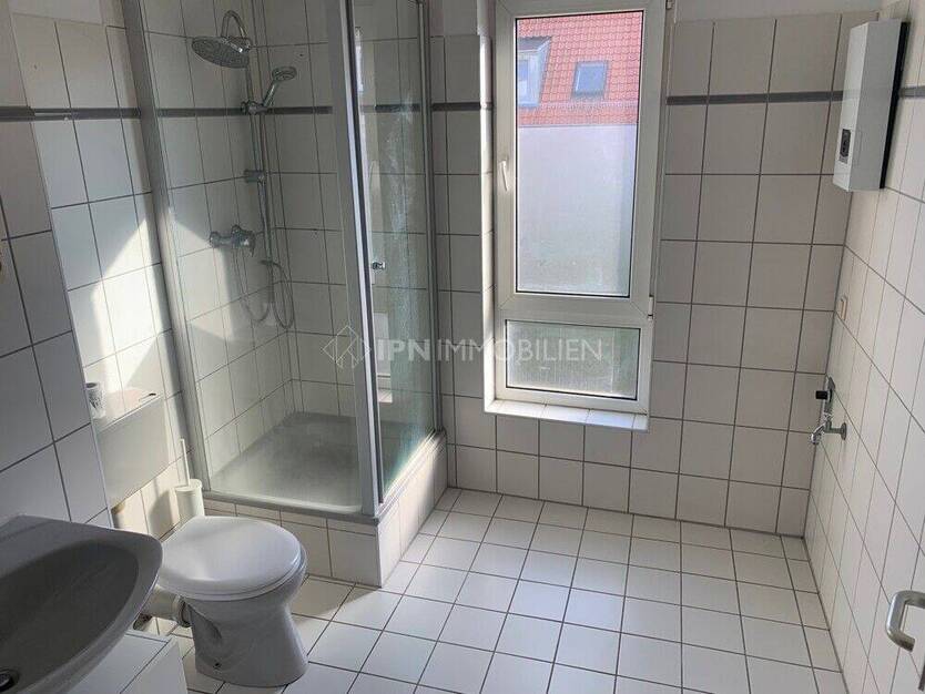 Helle Etagenwohnung mit EBK, Tageslicht-Duschbad und Balkon in der östlichen Altstadt 2 zimmer