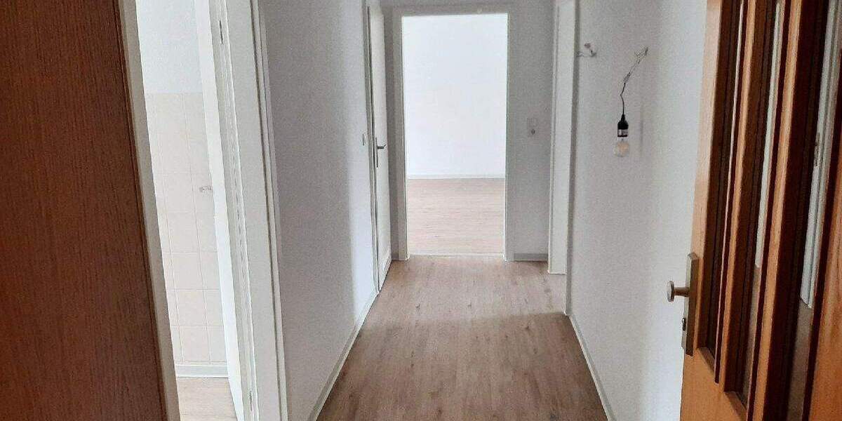 Direkt einziehen! Frisch renovierte kleine 3 Zimmer-Wohnung mit separater Küche und Tageslichtbad 3 zimmer