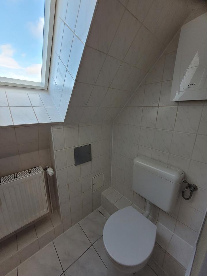 KLEIN-FEIN-MEIN: Duschbad m. Fenster, Laminat, frisch renoviert, dicht bei HRO zimmer