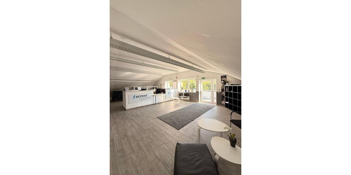 helle, geräumige Gewerbefläche mit Fliesenboden, Einbauküche, Vollbad, Starkstrom, EDV-Verkabelung zimmer