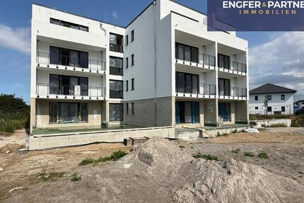 Hochwertige Neubau-Mietwohnung mit 2 Zimmern, Tiefgaragenstellplatz, Fahrstuhl und Balkon!