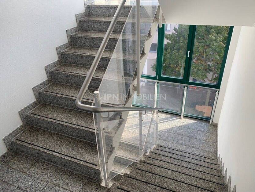 Helle Etagenwohnung mit EBK, Tageslicht-Duschbad und Balkon in der östlichen Altstadt 2 zimmer