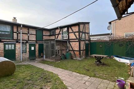 AltbauWohnung mit viel Garten und viel Charme