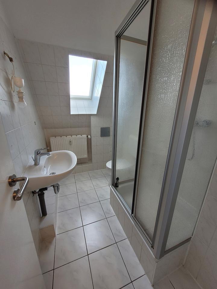 KLEIN-FEIN-MEIN: Duschbad m. Fenster, Laminat, frisch renoviert, dicht bei HRO zimmer