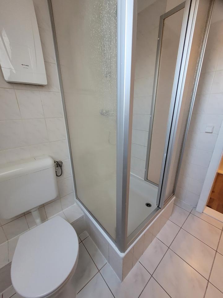 KLEIN-FEIN-MEIN: Duschbad m. Fenster, Laminat, frisch renoviert, dicht bei HRO zimmer