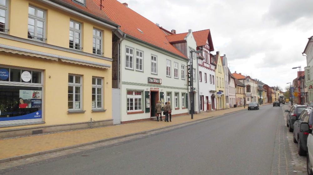 BÜRO - LADENFLÄCHE - GEWERBEEINHEIT IM EG - ZUGANG-ROLLSTUHLGERECHT - MIT - VERKAUFS-ARBEITS-RAUM - 2 NEBENRÄUME UND TOILETTE - BÜTZOW - STADTZENTRUM - Grundstück Bützow Wolken | Angebot:26431179