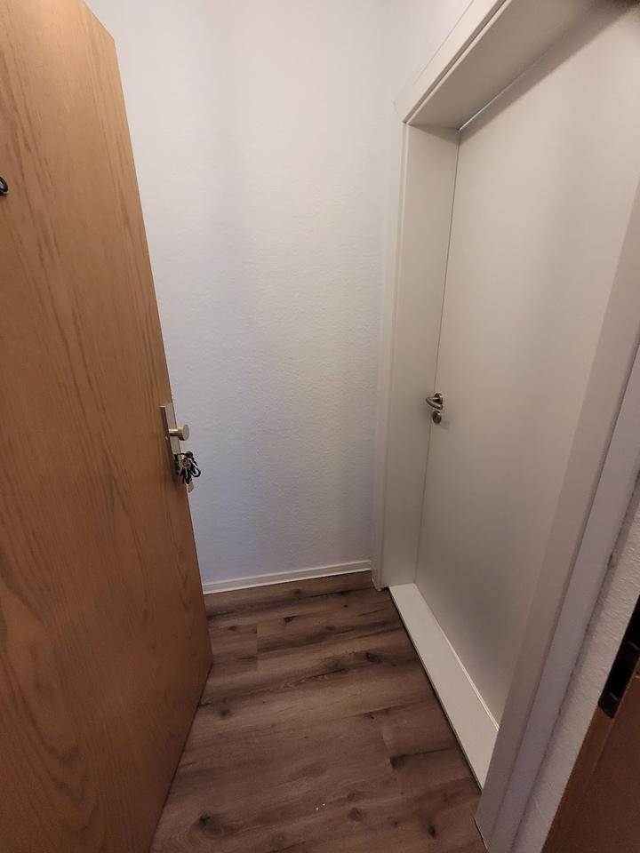 KLEIN-FEIN-MEIN: Duschbad m. Fenster, Laminat, frisch renoviert, dicht bei HRO zimmer