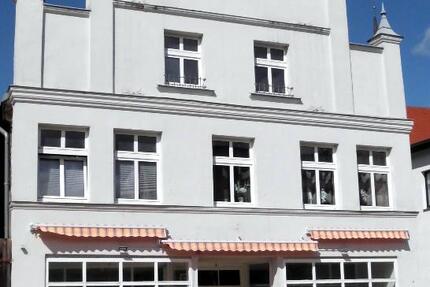 BÜRO - LADENFLÄCHE - GEWERBEEINHEIT IM EG - ZUGANG-ROLLSTUHLGERECHT - MIT - VERKAUFS-ARBEITS-RAUM - 2 NEBENRÄUME UND TOILETTE - BÜTZOW - STADTZENTRUM - Grundstück Bützow Wolken | Angebot:26431179