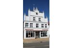 BÜRO - LADENFLÄCHE - GEWERBEEINHEIT IM EG - ZUGANG-ROLLSTUHLGERECHT - MIT - VERKAUFS-ARBEITS-RAUM - 2 NEBENRÄUME UND TOILETTE - BÜTZOW - STADTZENTRUM - Grundstück Bützow Wolken | Angebot:26431179