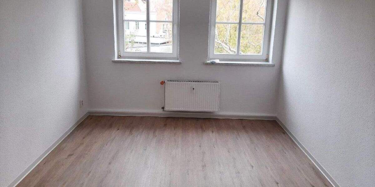 Direkt einziehen! Frisch renovierte kleine 3 Zimmer-Wohnung mit separater Küche und Tageslichtbad 3 zimmer