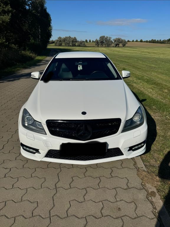 Mercedes-Benz 220 130.781 km 16.000 € Liessow 18299
