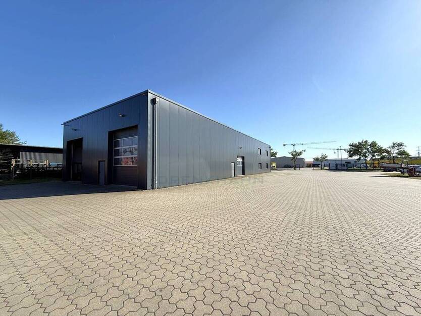 360 m² Warmhalle mit 3 Sektionaltoren, Werkstattgrube, Waschplatz m. Ölabscheider u. Fußbodenheizung zimmer