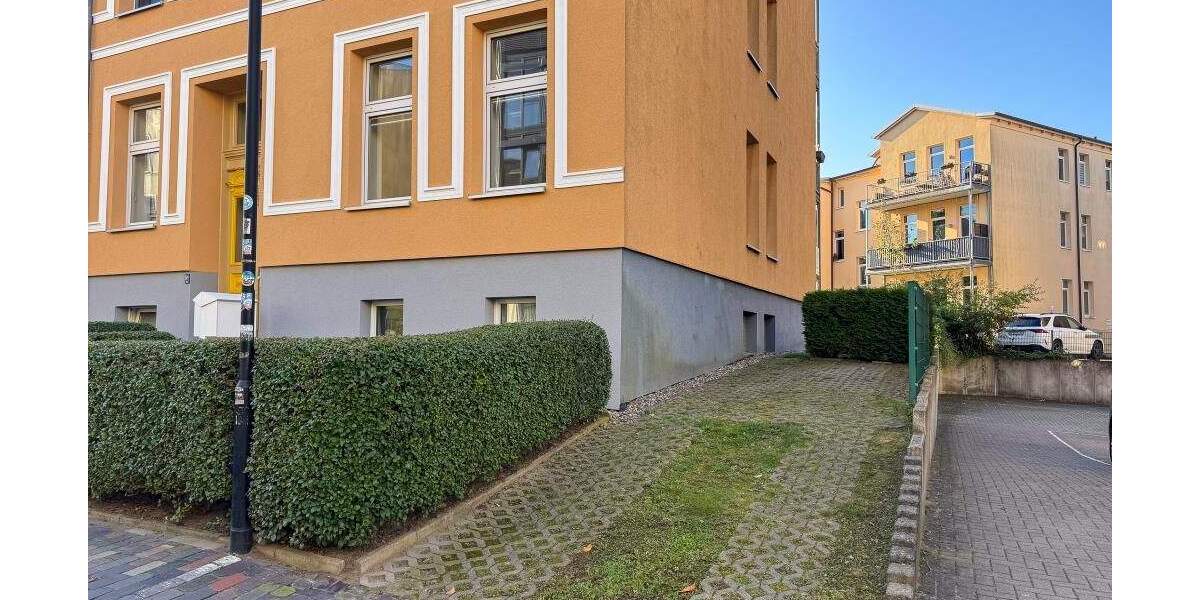 Freigezogene und frisch renovierte 2-Zimmer-Wohnung mit Balkon und Außenstellplätzen 2 zimmer