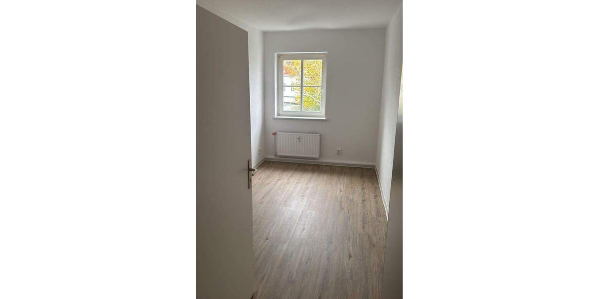 Direkt einziehen! Frisch renovierte kleine 3 Zimmer-Wohnung mit separater Küche und Tageslichtbad 3 zimmer